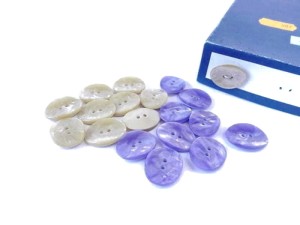 Guzik owalny, perłowy, do żakietów, bluzek, sweterków w rozmiarze:   22 mm x 17 mm Kolory: lawendowy, beżowy