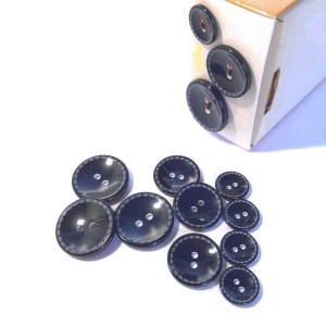 Guzik płaski, płaszczowy, do kurtek, wykonany techniką laserową. - kolor: granatowy z jasnym wzorem - rozmiar guzika 30 mm i  25 mm i 19 mm - cena za kpl / duży i średni i mały guzik