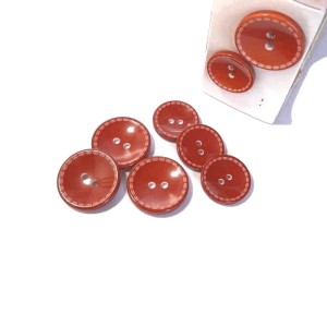 Guzik płaski, płaszczowy, do kurtek, wykonany techniką laserową.  - kolor: czerwony z jasnym wzorem - rozmiar guzika 30mm i  25 mm - cena za kpl / duży i mały guzik