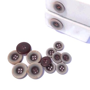 Guzik płaski, garniturowy, do marynarek, żakietów itp - guzik o średnicy 20 mm i 13 mm - kolor beżowo-brązowy - cena za kpl/ duży i mały guzik