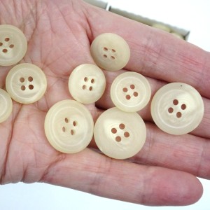 Guzik płaski, garniturowy, do marynarek, żakietów itp - guzik o średnicy 20 mm i 13 mm - kolor  ecru - cena za kpl/ duży i mały guzik