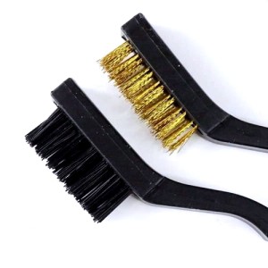 Specjalne szczotki do wyczesywania haftów wykonanych z wełny, włóczek.     - w komplecie 2 szt o różnej twardości