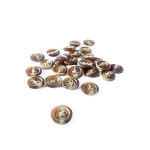 Guzik plastikowy w kolorze brązowo-beżowym, cieniowany o średnicy 10 mm, koszulowy, do sweterków