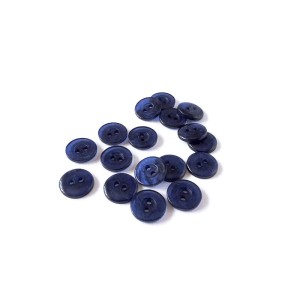 Guzik plastikowy w kolorze granatowym o średnicy 13 mm, koszulowy