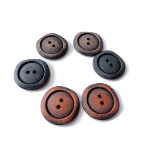 Guzik drewniany, farbowany  - średnica  33mm