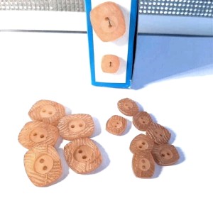 Guzik plastikowy w kolorze jasno pomarańczowym, do marynarek, żakietów, swetrów - guzik o średnicy 22 mm x 18 mm   i mały 18 x 13 mm