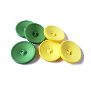 Guzik na dwie dziurki w kolorze żółtym lub zielonym, - średnica 30 mm.