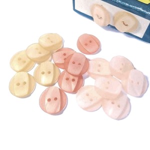 Guzik plastikowy  o średnicy  20 mm - kolory : oliwkowy, jasno różowy, różowy, perłowy