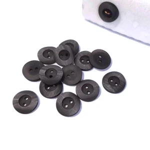 Guzik plastikowy, matowy, cieniowany do sweterka, bluzki,  - średnica: - 15 mm - kolory: szaro-czarny