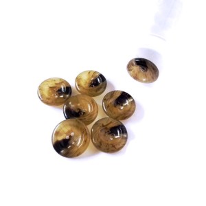 Guzik plastikowy, gruby w kolorze oliwkowym o średnicy 27 mm , płaszczowy, do kurtek.