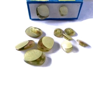 Guzik owalny, perłowy, na nóżce, kolor pistacjowo-zielony, cieniowany - rozmiar : większy 23 x 17 mm, mniejszy 15 x 12 mm - cena za parę / duży i mały guzik