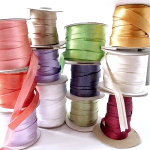 Taśma lamówka satynowa, cięta ze skosu, brzegi przyprasowane, satynowa w różnych  kolorach,  do obszywania brzegów firanek, zasłon, obrusów itp - szerokość 15 mm