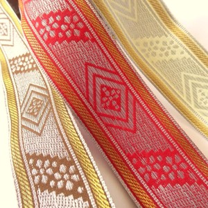 Taśma ozdobna, żakardowa, wzór haftowany nitką jedwabną wiskozową - kolory różne , szerokość 35 mm