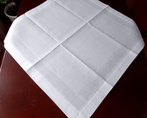 Serweta z wykończonymi brzegami i rogami. Serweta posiada haft mereżkowy oraz wstawki, które można ozdobić własnym haftem krzyżykowym. - wymiar 87 x 87 cm - poliester - kolor biały mleczny