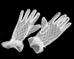 Rękawiczki koronkowe z falbanką, krótkie, - długość ok 23 cm, kolor biały