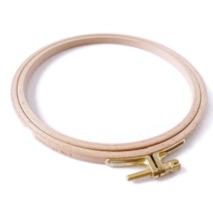 Tamborek wykonany z twardego drewna bukowego, posiada mocne mosiężne zapięcie - średnica  28 cm (wymiar środkowy) - szerokość obręczy 8 mm