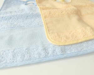 Śliniaczek niemowlęcy  frotte ze wstawką aidy do haftu, -  rozmiar 25 cm x 32 cm - wstawka 28 krzyżyków x 146 krzyżyków - 5,5 cm szerokość aidy