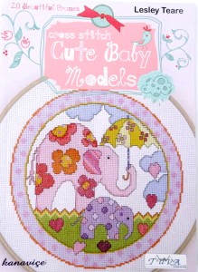 Pięknie wydana książeczka autorstwa Lesley Teare formatu A5, 64 strony na papierze kredowym, ze wzorami dla niemowląt na haft krzyżykowy. 20 Wzorów kolorowych, przejrzystych, opracowanych na mulinę dmc.