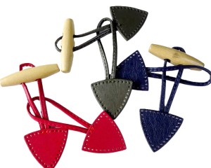 Guzik drewniany z zapięciem z imitacji skóry, dziurkowanej, ułatwiającej przyszycie. - rozmiar - 15 x 5 cm