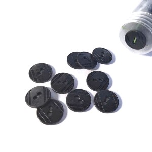 Guzik plastikowy, kolor czarny o średnicy 15 mm, płaski, na dwie dziurki, do sweterka, bluzki.