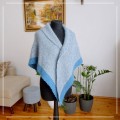Chusta trójkątna w kolorze niebieskim wykonana ręcznie na drutach z mieszanki włóczki cashmere (100%) + alpaca (70%) and nylon (30%) Rozmiar chusty to: 190 cm x 115 cm x 115 cm