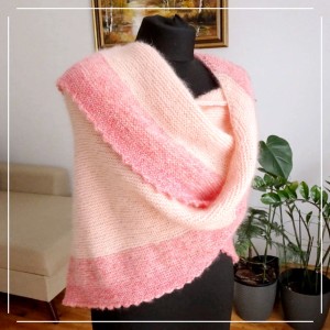 Chusta trójkątna w kolorze morelowym wykonana ręcznie na drutach z mieszanki włóczki kaszmirowej, akrylowej i alpaki Rozmiar chusty to: 220 cm x 130 cm x 130 cm- waga 300g