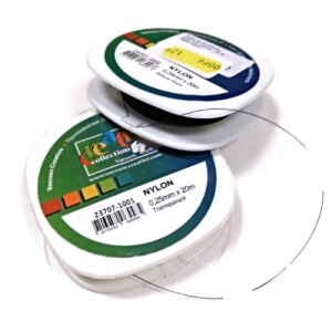 Specjalna żyłka grubości 0,25 mm i wytrzymałości 4,2 kg do nawlekania i przyszywania koralików, wykonana ze 100% nylonu,     - nawój 20 m     - kolor czarny