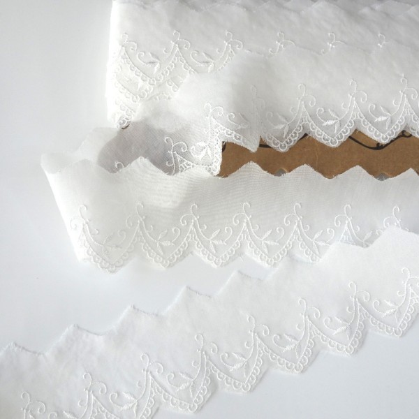 Koronka z haftem angielskim, szer. 5 cm