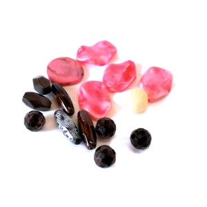 Koraliki, zestaw różnych rozmiarów (dla porównania kulka ma ok. 18 mm) - cena za zestaw