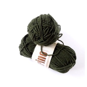 Włóczka Merino posiada w składzie delikatną i miękką wełnę merino - skład 50% wełna merino/50% akryl - motek 50g - 140 mb,  - druty nr 3,5 - 4, kolor świerkowy