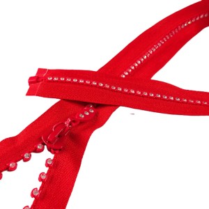 Zamek kostkowy (suwak, ekler), ozdobny, z "cyrkoniami", rozdzielczy, taśma w kolorze  czerwonym - długość 60 cm