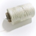 Sznurek lniany, skręcany nadaje się  do robótek na szydełku o rozmiarze 3-4, na dywaniki, koszyczki, torebki itp.     - kolor ecru     - waga 100g/125 mb