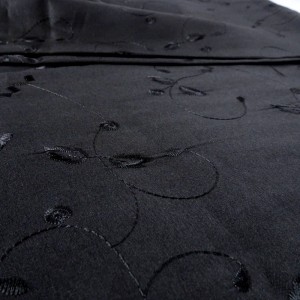 Tkanina satynowa w kolorze czarnym, z haftem również w  kolorze czarnym   -  100 % poliester   -  cena za  kupon/125 cm x 150 cm  - wyprzedaż