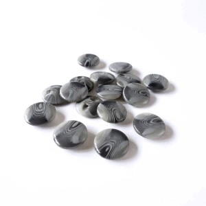 Guzik plastikowy, cieniowany w kolorze - szarym  - o średnicy 16 mm