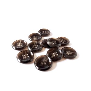 Guzik w kolorze brązowym z delikatnym wzorkiem o średnicy 19 mm,  do żakietów, sweterków, marynarek - cena za kpl / 12 szt