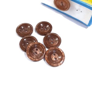 Guzik plastikowy, płaski, lakierowany   o średnicy 23 mm, - do żakietów, sweterków, marynarek itp, - kolor bursztynowy - cena za kpl 6 szt