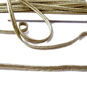 Taśma sutasz produkcji czeskiej, - szerokość 5 mm, - kolor złoty, - do ozdabiania odzieży lub do wyrobu biżuterii,