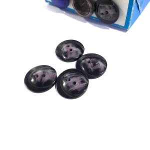 Guzik plastikowy, płaski, lakierowany  o średnicy 22 mm, do żakietów, sweterków, marynarek itp, - kolor czarno-fioletowy
