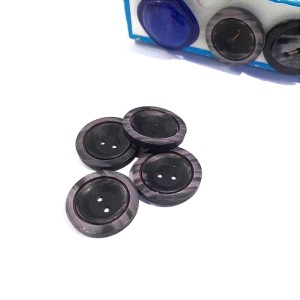 Guzik plastikowy, płaski, matowy  o średnicy 23 mm, do żakietów, sweterków, marynarek itp, - kolor czarno-fioletowy