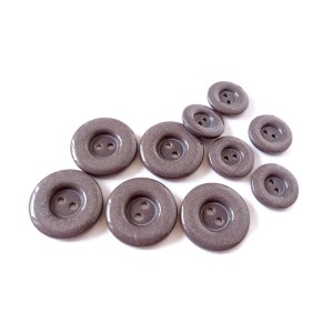 Guzik w kolorze ciemno beżowym, lakierowany o średnicy 27 mm i 19 mm, do żakietów i sweterków - cena za kpl / duży guzik (1 szt) i mały (2 szt)