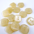 Guzik plastikowy, płaski, lakierowany  o średnicy 23 mm, do żakietów, sweterków, marynarek itp, - kolor kremowy perłowy - cena za szt
