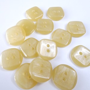 Guzik plastikowy, płaski, lakierowany  o średnicy 23 mm, do żakietów, sweterków, marynarek itp, - kolor kremowy perłowy - cena za szt