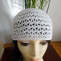 Biała czapka szydełkowa