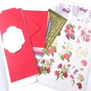 Zestaw do wykonania ładnych 6 kart o wzorach kwiatowych.
W zestawie jest wszystko do wykonania, instrukcja, koperty w różnych kolorach.
Gotowe karty można postawić pionowo.