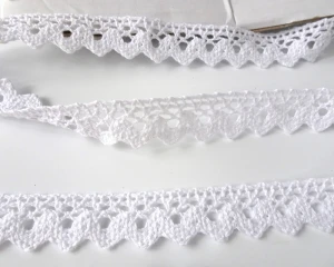 Koronka bawełniana, do celów ozdobnych, do stosowania w krawiectwie     - kolor: biały     - szerokość 20 mm