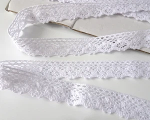 Koronka bawełniana   do celów ozdobnych, do stosowania w krawiectwie, kolory : biała  - szerokość 20 mm     -