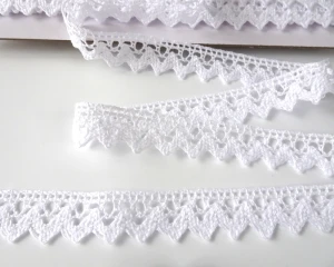 Koronka bawełniana   do celów ozdobnych, do stosowania w krawiectwie,(1776) -  kolor biały - szerokość 19 mm