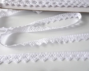 Koronka bawełniana do celów zdobniczych, do stosowania w krawiectwie - kolory: biała  - szerokość 12 mm