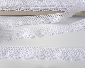 Koronka bawełniana  do celów ozdobnych,  do stosowania w krawiectwie, (145) - kolory : biały - szerokość- 18 mm