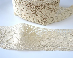 Koronka bawełniana do celów ozdobnych, do stosowania w krawiectwie- kolor ecru- szerokość 60 mm